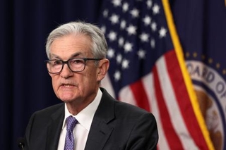 　記者会見する米ＦＲＢのパウエル議長＝１０日、ワシントン（ロイター＝共同）