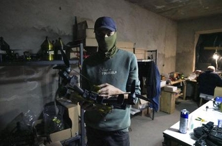 　ウクライナ・ワシリキウカ郊外の工場で、無人機を製造するエンジニア「ナンバーエイト」＝９月