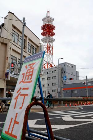 　通行が規制された「ＮＴＴ青森八戸ビル」に設置された鉄塔の周辺＝１１日午前、青森県八戸市