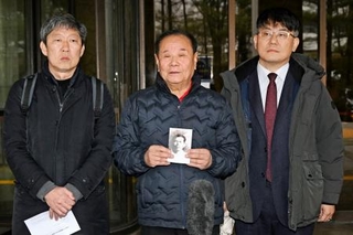 　韓国最高裁の判決後、取材に応じる元徴用工の遺族（中央）ら＝１１日、ソウル（共同）