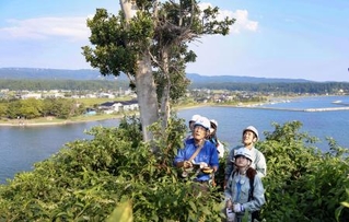 　石川県珠洲市の見附島で調査する柳井清治氏（手前左）ら研究チーム＝９月