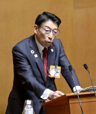 　福岡県議会本会議で副首都構想について答弁する服部誠太郎知事＝５日