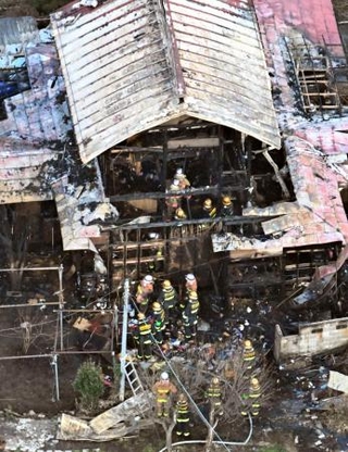 　東京都あきる野市の住宅火災現場＝１１日午後３時３０分（共同通信社ヘリから）