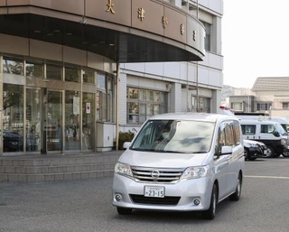　送検のため大津署を出る、端野和也容疑者を乗せた車両＝１１日午後０時３４分