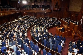 　２０２５年度補正予算案を可決した衆院本会議＝１１日午後