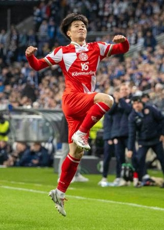 　レフ・ポズナニ戦の前半、ゴールを決め喜ぶマインツの川崎＝ポズナニ（共同）