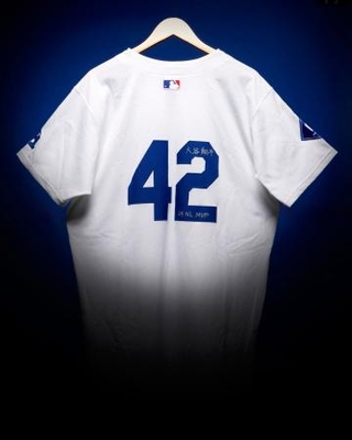 　落札された米大リーグ、ドジャース・大谷翔平選手の背番号「４２」のユニホーム（サザビーズ提供・共同）