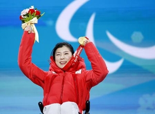 　北京冬季パラリンピックのアルペンスキー女子大回転座位のメダルセレモニーで、金メダルを手に笑顔の村岡桃佳。大会３冠を達成＝２０２２年３月、延慶