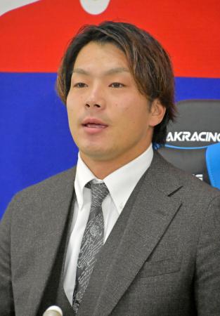 　現役ドラフトでＤｅＮＡから中日に移籍し、入団記者会見する知野＝１２日、ナゴヤ球場