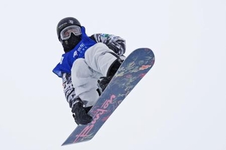 　スノーボードＷ杯ハーフパイプ開幕戦の男子決勝でエアを決める平野歩夢＝１２日、中国の張家口・密苑（共同）