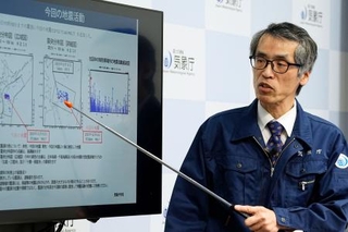 　北海道や東北の太平洋沿岸に津波注意報が出され、記者会見する気象庁の担当者＝１２日午後