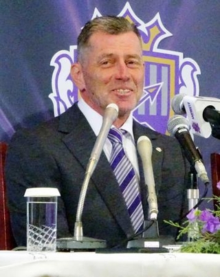 　退任記者会見するＪ１広島のミヒャエル・スキッベ監督＝１２日、広島市