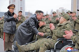 　ロシアを支援するために派遣され、任務を終えて帰国した朝鮮人民軍の工兵部隊の歓迎式で、兵士をねぎらう北朝鮮の金正恩朝鮮労働党総書記（中央左）＝１２日、平壌（朝鮮中央通信＝共同）