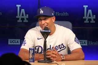 　ドジャースの入団会見で笑顔を見せるディアス＝１２日、ロサンゼルス（共同）