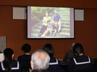 　事件から２５年となるのを前に開かれた集会で映し出された宮沢みきおさん一家の写真＝１３日午前、東京都世田谷区
