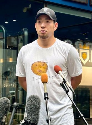 　自主トレーニングを公開し、取材に応じる米大リーグ、エンゼルスの菊池雄星＝１３日、岩手県花巻市