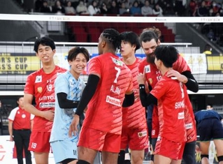 　サントリー-大産大　得点を喜ぶサントリーの選手たち＝東京体育館