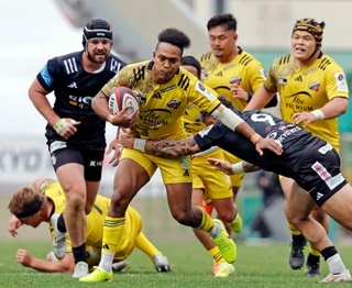 　ＢＲ東京-東京ＳＧ　前半、突進する東京ＳＧ・松島（中央）＝秩父宮