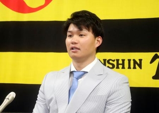　契約更改し、記者会見する阪神・森下＝１４日、兵庫県西宮市