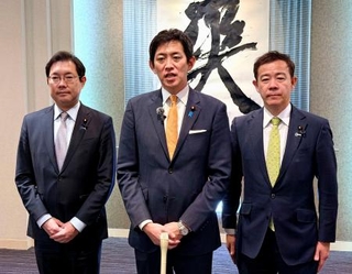 　取材に応じる自民党の小林政調会長（中央）ら＝１４日午後、徳島市