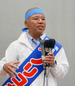 　沖縄県南城市長選が告示され、出陣式であいさつする大城憲幸氏＝１４日午前、南城市