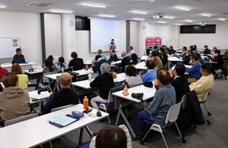 　入国管理センターに収容されている人を支援する団体が開いた集会＝１４日午後、茨城県つくば市