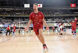 　サントリーに勝利し喜ぶＶ北海道の選手たち＝東京体育館