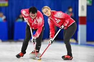 　混合ダブルス１次Ｌ　チェコ戦の第１エンド、スイープする小穴桃里（右）、青木豪＝ケロウナ（共同）