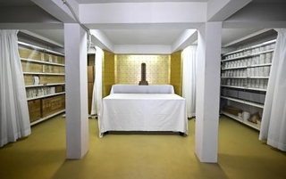 　広島市の平和記念公園内にある原爆供養塔の地下納骨室