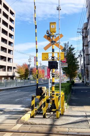 　名古屋鉄道などが実証実験を行う予定の踏切＝愛知県半田市（同社提供）