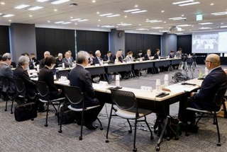 　身寄りのない高齢者の支援強化に関する報告書をまとめた厚労省の社会保障審議会部会＝１５日午前、東京都千代田区