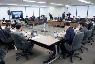 　厚労省で開かれた「高額療養費制度」に関する専門委＝１５日午前