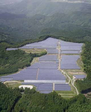 　阿蘇山に近い、熊本県小国町に設置された大規模太陽光発電所＝２０２３年５月