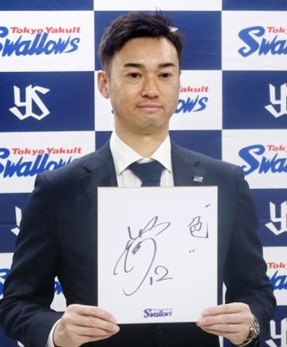 　契約交渉を終え、色紙を手にするヤクルト・石山＝１５日、神宮