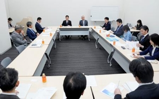 　自民党と日本維新の会が開いた、北陸新幹線敦賀-新大阪延伸に関する整備委＝１５日午後、国会