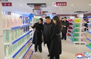 　平壌郊外江東郡で完工式が行われた、複合商業施設を視察する北朝鮮の金正恩朝鮮労働党総書記（中央）。娘（右）と妻（左）が同行した＝１５日（朝鮮中央通信＝共同）