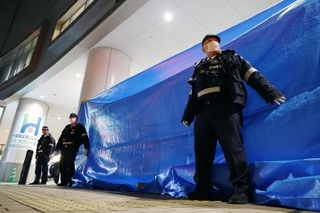 　事件のあった１４日、商業施設付近で警戒にあたる警察官＝福岡市中央区