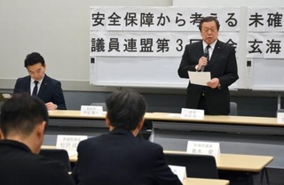 　「安全保障から考える未確認異常現象解明議員連盟」の総会で、あいさつする浜田靖一会長（右端）＝１６日午前、国会