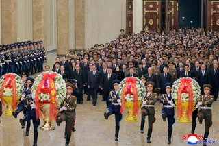 　北朝鮮の２代目最高指導者、金正日総書記の命日に当たる１７日に平壌の錦ス山太陽宮殿を訪れた金正恩朝鮮労働党総書記（中央）（朝鮮中央通信＝共同）