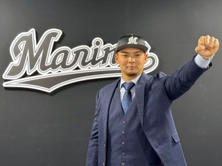 　入団記者会見の後、写真撮影に応じるロッテの井上＝１７日、ＺＯＺＯマリンスタジアム