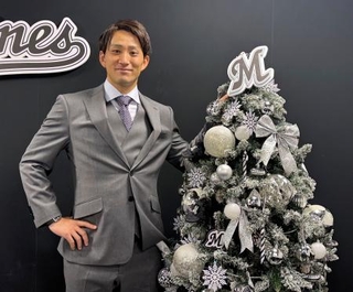 　契約更改交渉後、写真撮影に応じポーズをとるロッテの小島＝１７日、ＺＯＺＯマリンスタジアム