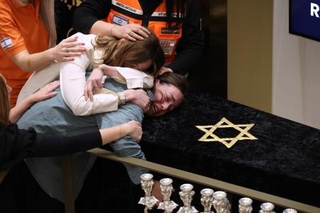 　銃乱射事件の犠牲者の葬儀で悲しむ遺族ら＝１７日、シドニー（ゲッティ＝共同）