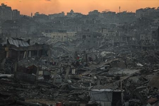 　パレスチナ自治区ガザでイスラエルの攻撃によって残されたがれき＝１７日（ゲッティ＝共同）