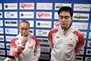 　混合ダブルス１次Ｌで敗退が決まり五輪出場を逃し、取材に応じる小穴桃里（左）、青木豪組＝ケロウナ（共同）