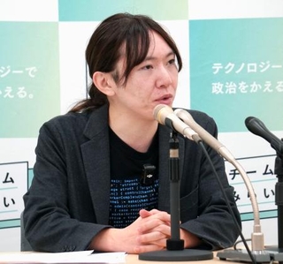 　記者会見するチームみらいの安野党首＝１８日午前、国会