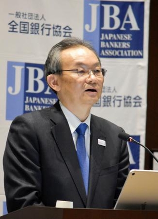 　記者会見する全国銀行協会の半沢淳一会長＝１８日午後、東京都千代田区