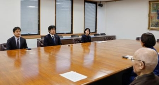 　意見交換に臨む日本将棋連盟常務理事の糸谷哲郎八段（奥中央）らと岡山県倉敷市の伊東香織市長（手前右）ら＝１８日午後、倉敷市