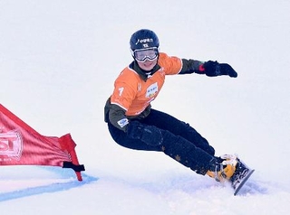 　スノーボード女子パラレル大回転の３位決定戦で滑走する三木つばき＝カレッツァ（共同）