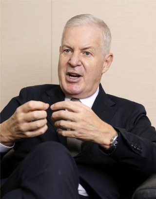 　インタビューに答える国際商業会議所のジョン・デントン事務総長