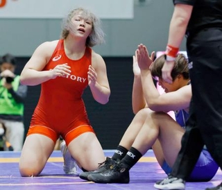 　女子７６キロ級決勝で松雪泰葉（右）に敗れた鏡優翔＝駒沢体育館